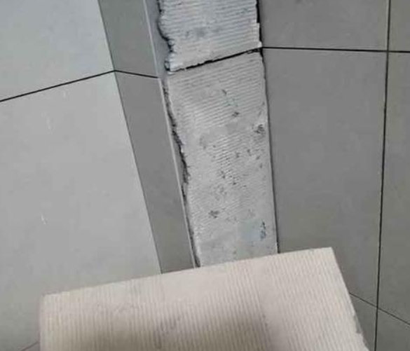 藤县瓷砖空鼓维修公司分享下厨房瓷砖脱落的补救措施。